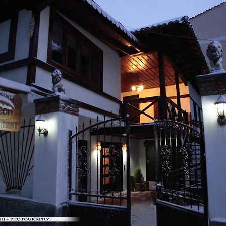 Guest House Bujtina Leon Korce Exterior foto