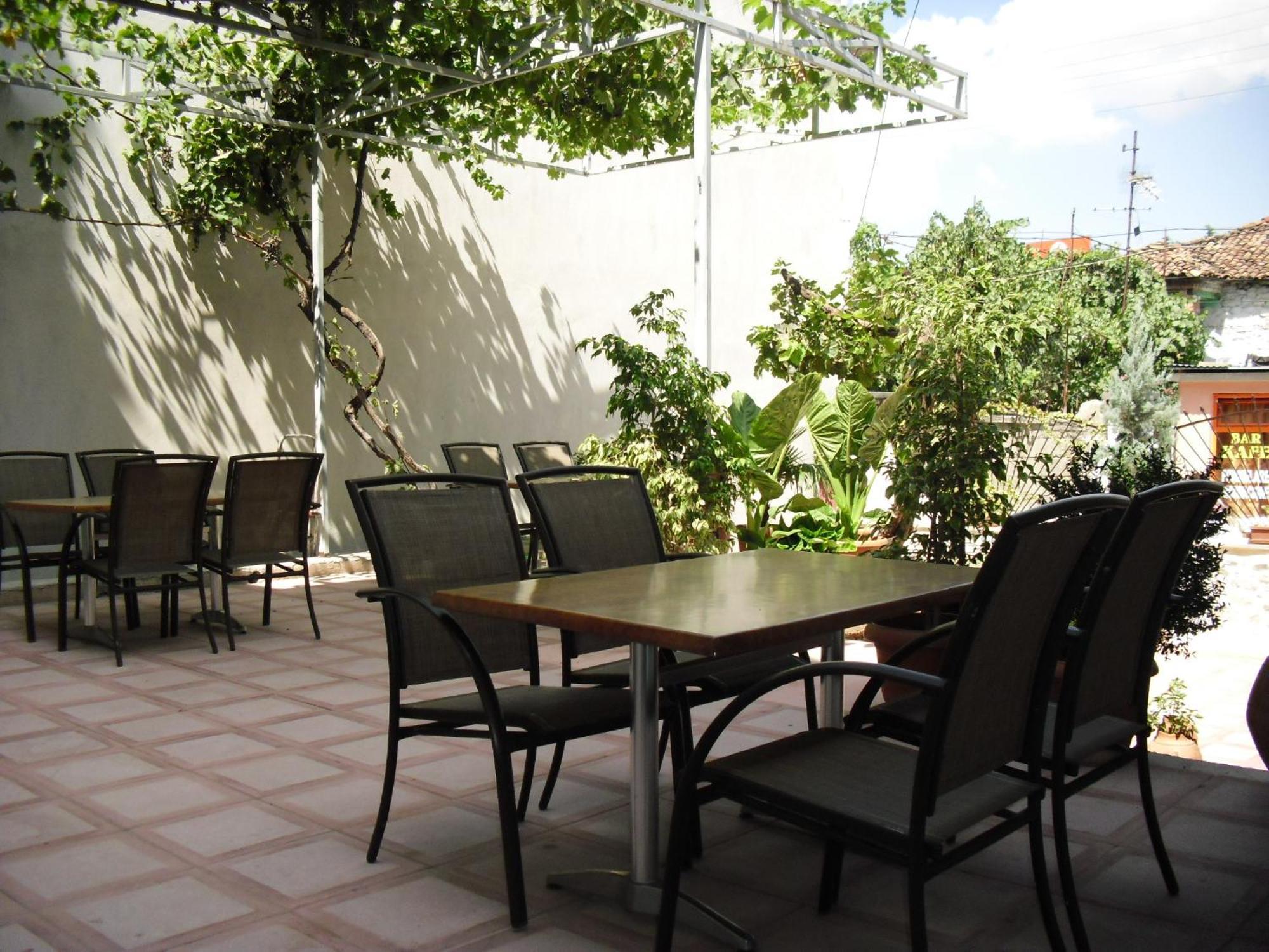 Guest House Bujtina Leon Korce Exterior foto