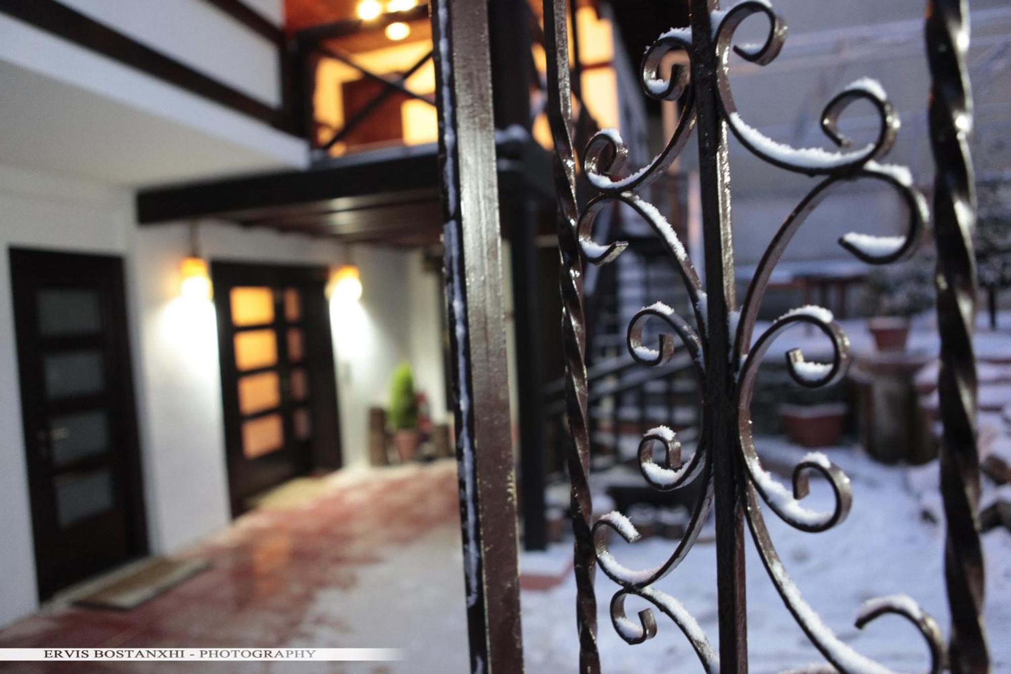 Guest House Bujtina Leon Korce Exterior foto