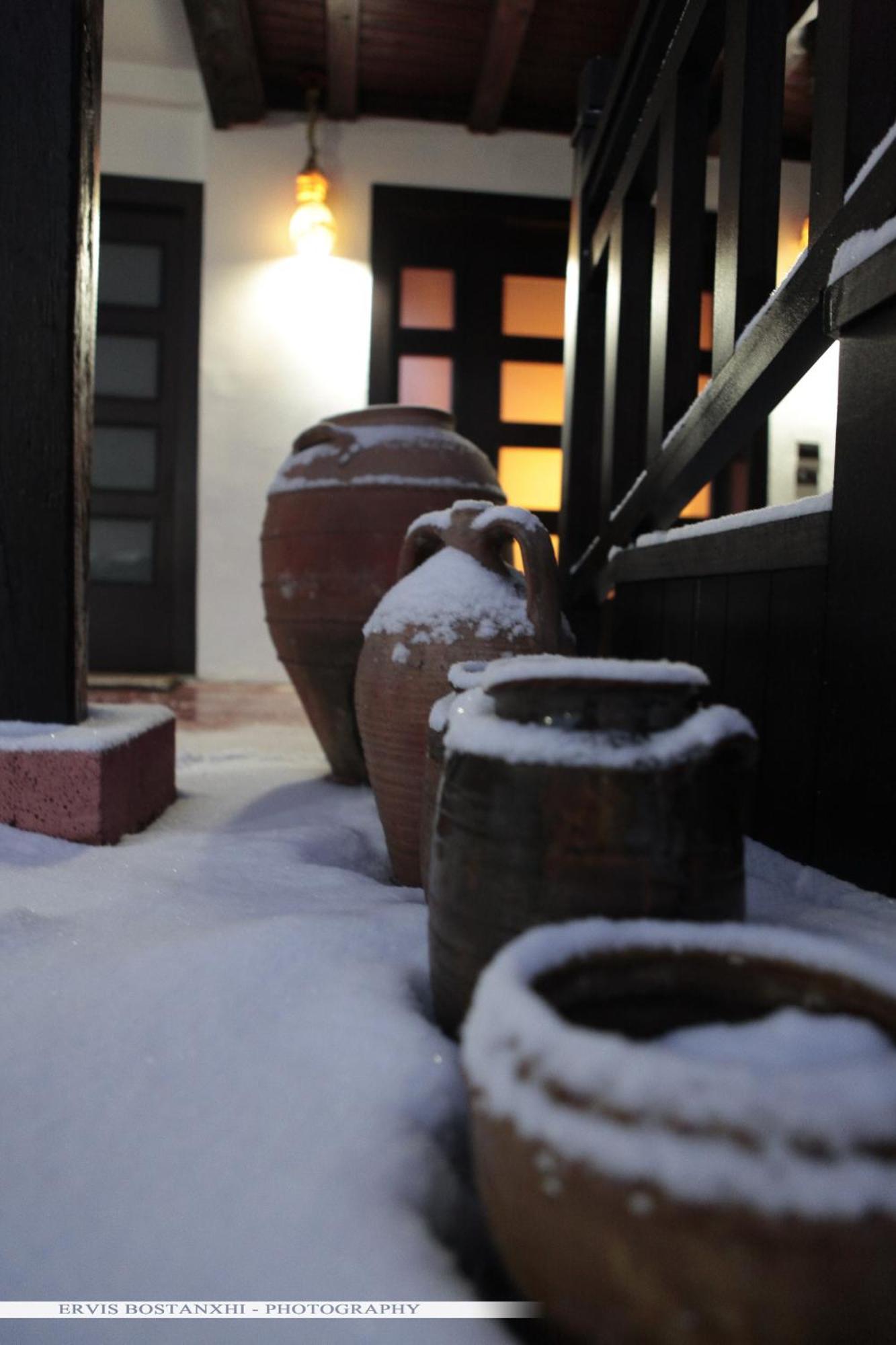 Guest House Bujtina Leon Korce Exterior foto