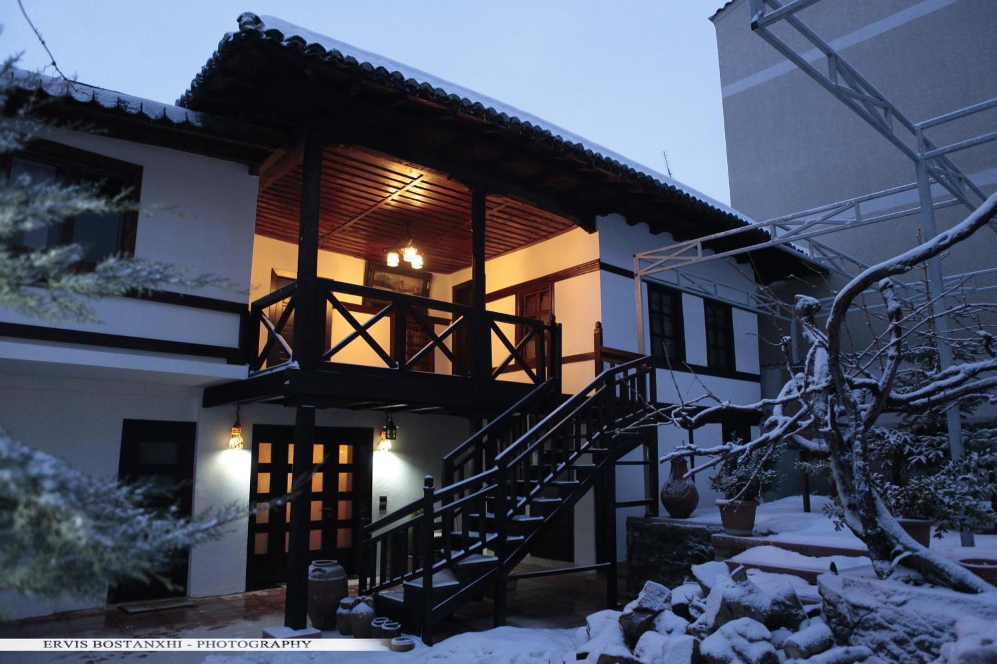 Guest House Bujtina Leon Korce Exterior foto